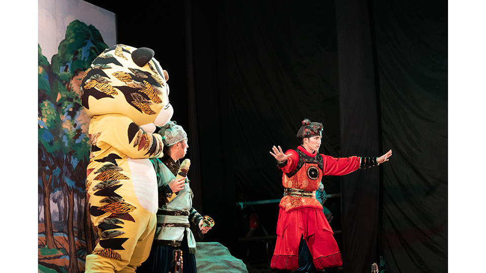 台電與紙風車劇團合作，在武松打虎的舞台劇中融入節電觀念。